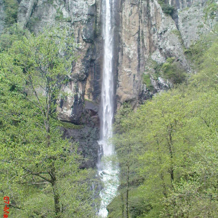 آبشار لاتون in Gilan